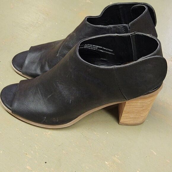 RELISTED - Super cute boot style heels shoes by Massimo - Picture 2 of 8